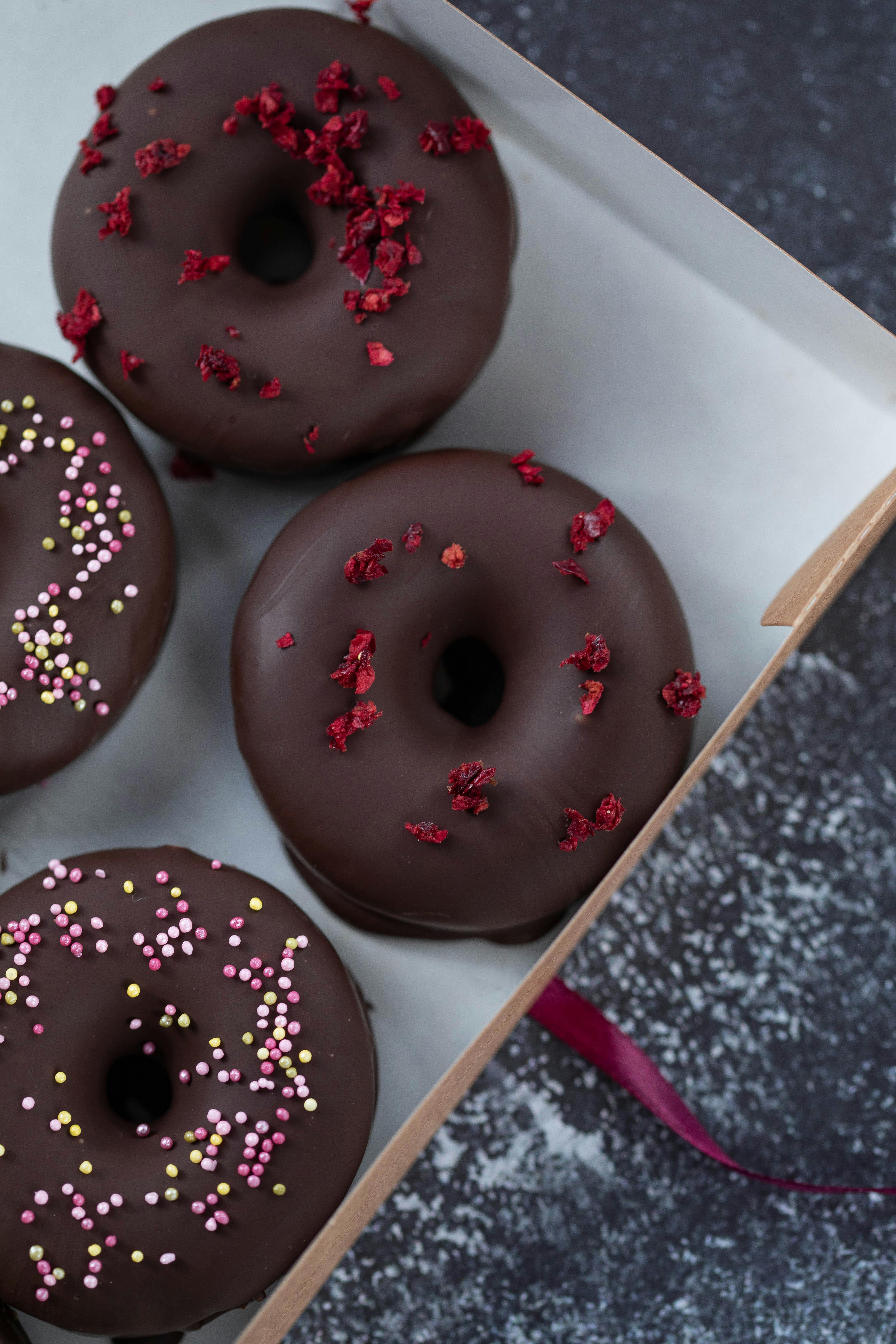Donuts com confeitos coloridos